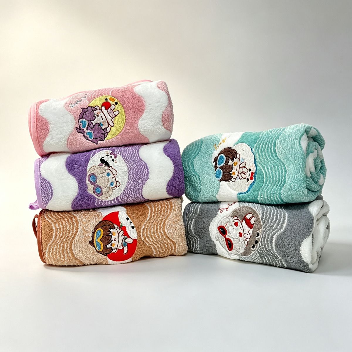 Embroidery Cotton - アニメ「ラブアンドディープスペース」コーラルフリースハンドタオル 可愛いQ刺繍入り 柔らか吸水性抜群 バスルーム用 デイリーグッズ ギフト