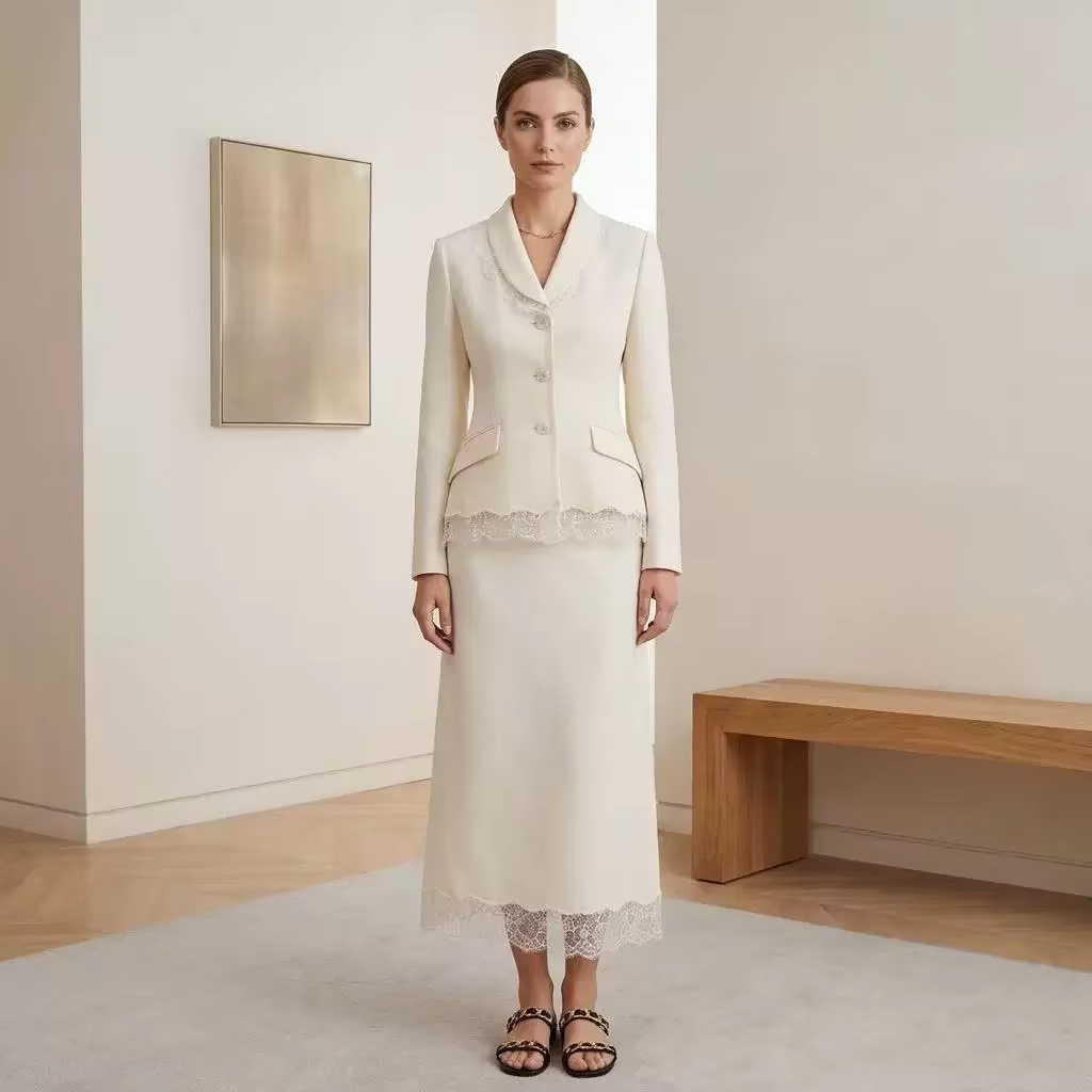 Embroidery Skirt - 高級ウールシルク混紡素材のスカートスーツ。女性用、レーストリムのブレザーとロングミディスカートの2点セット。白と黒の2色展開。ランウェイコレクション。