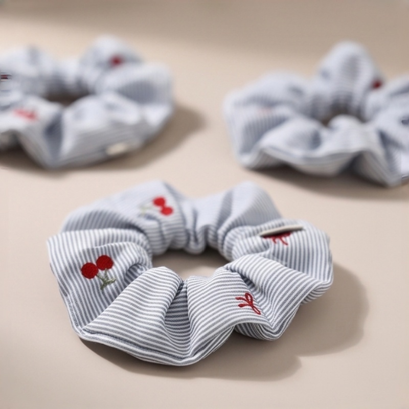 エレガントなストライプのチェリー刺繍ヘアシュシュ、柔らかい生 - Embroidery Ring のレビューと価格