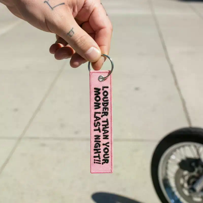 LOUDER THAN YOUR MOMの引用文キーホルダー - Embroidery Quote のレビューと価格