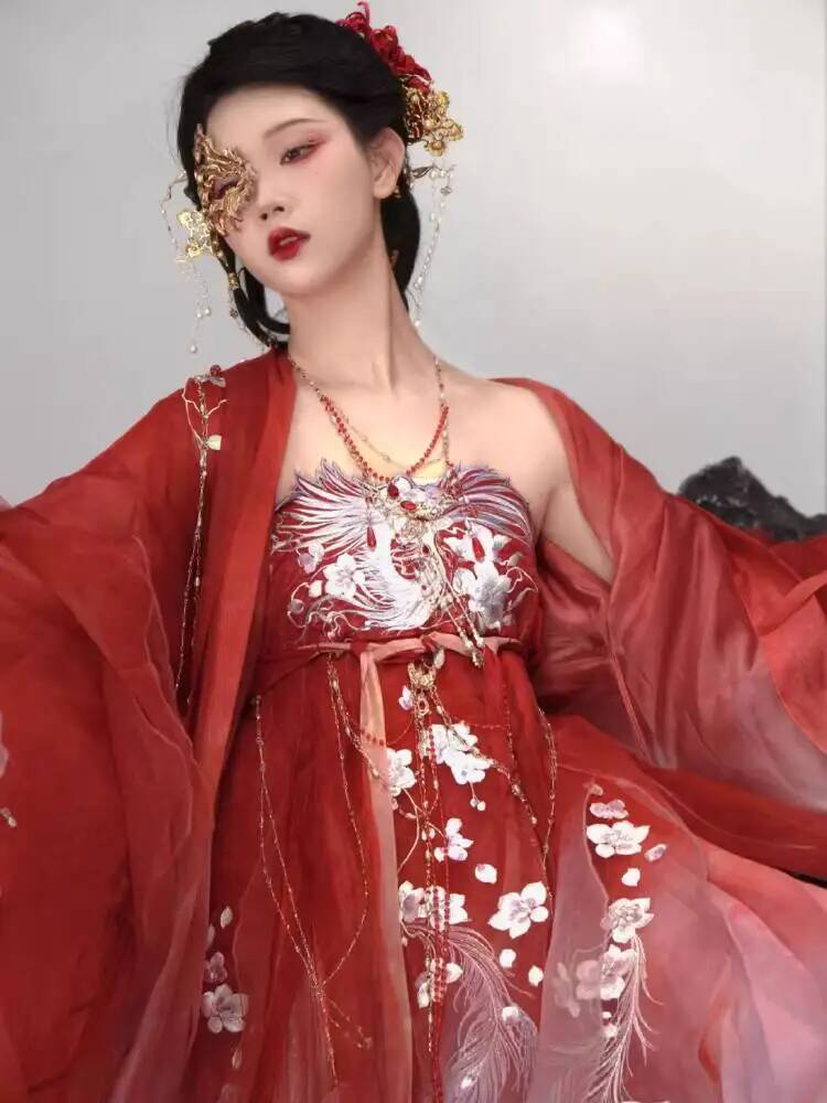 漢服を着た女性、豪華な刺繍が施されたヘジドレス、大きな袖のセ - Embroidery Cotton のレビューと価格